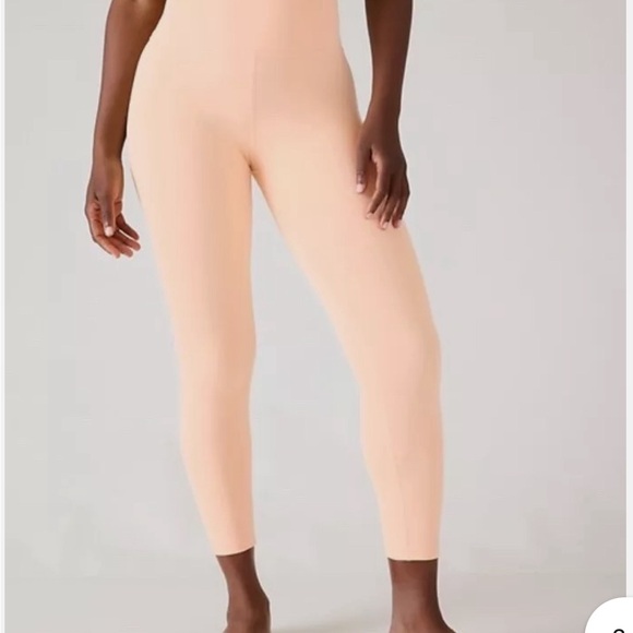 New high-rise elation Athleta legging with tags size medium colour is peach. - Picture 3 of 3